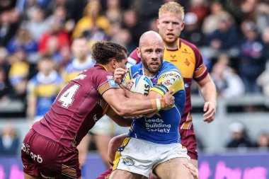Leeds Rhinos takımından Matt Frawley, 18 Nisan 2025 tarihinde Leeds Stadyumu, Leeds, İngiltere 'de oynanan Betfred Süper Lig 8. Round karşılaşmasında Huddersfield Giants karşısında Huddersfield Giants' dan Ashton Golding ile karşı karşıya geldi.