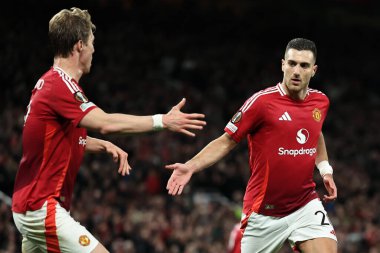 Manchester United takımından Diogo Dalot, 17 Nisan 2025 tarihinde Old Trafford, Manchester, İngiltere 'de oynanan UEFA Avrupa Ligi çeyrek final maçında 2-0' lık galibiyetini kutluyor.