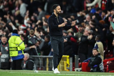 Manchester United takımının Ruben Amorim teknik direktörü, UEFA Avrupa Ligi çeyrek final maçında Manchester United-Lyon maçında 17 Nisan 2025 tarihinde Old Trafford, Manchester, İngiltere 'de 5-4' lük galibiyet golünü kutluyor.