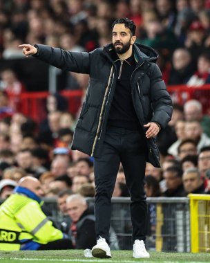 Manchester United 'ın Ruben Amorim teknik direktörü, UEFA Avrupa Ligi çeyrek final maçında oyuncularına talimat verir. Manchester United - Lyon maçı, Old Trafford, Manchester, İngiltere, 17 Nisan 2025