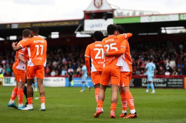 Blackpool 'dan Rob Apter 18 Nisan 2025' te İngiltere 'nin Stevenage Stevenage stadyumunda oynanan Sky Bet 1 karşılaşmasında 0-1 kazanma hedefini kutluyor.
