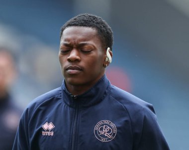 Queens Park Rangers takımından Karamoko Dembl, 18 Nisan 2025 'te İngiltere' nin Deepdale kentinde oynanan Preston North End-Queens Park Rangers karşılaşması öncesinde stadyuma vardı.