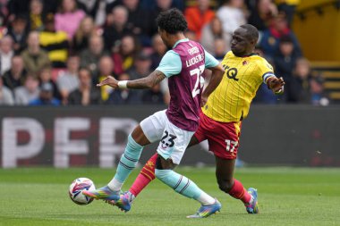 Watford 'lu Moussa Sissoko, 18 Nisan 2025' te Watarage Road, İngiltere 'de oynanan Sky Bet Şampiyonası maçında Burnley' li Lucas Pires 'tan top kazandı.