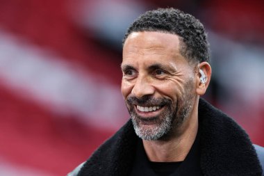 Rio Ferdinand eski Manchester United oyuncusu UEFA Avrupa Ligi çeyrek finalleri önünde Manchester United - Lyon maçı Old Trafford, Manchester, İngiltere, 17 Nisan 2025