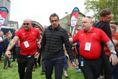 Ronnie OSullivan 'a, 18 Nisan 2025' te Crucible Theatre, Sheffield, İngiltere 'de düzenlenen 2025 Halo Dünya Snooker Şampiyonası basın toplantısında güvenlik eşlik ediyor.