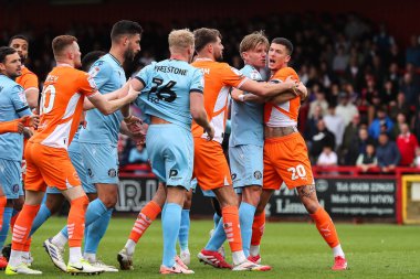 Stevenage 'den Lewis Freestone ile Blackpool' dan Oliver Casey arasında 18 Nisan 2025 'te Lamex Stevenage, İngiltere' deki Stevenage-Blackpool maçında gerginlik tırmanmaya başladı.