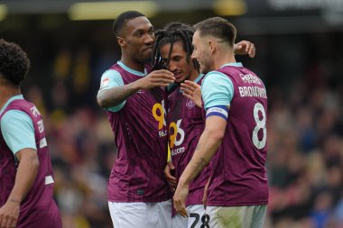 Burnley, 18 Nisan 2025 'te İngiltere' nin Watford şehrindeki Vicarage Road 'da oynanan Gökyüzü İddia Şampiyonası maçında golü kutluyor.
