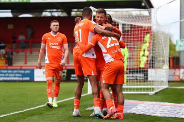 Blackpool 'dan Rob Apter 18 Nisan 2025' te İngiltere 'nin Stevenage Stevenage stadyumunda oynanan Sky Bet 1 karşılaşmasında 0-3 kazanma hedefini kutluyor.