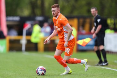 Blackpool 'dan Sonny Carey, 18 Nisan 2025' te İngiltere 'de Lamex Stadyumu' nda oynanan Stevenage-Blackpool maçında topla birlikte ilerliyor.
