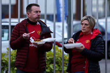 Manchester United taraftarları UEFA Avrupa Ligi çeyrek final maçı öncesinde Old Trafford, Manchester, İngiltere 'de 17 Nisan 2025' te Manchester United-Lyon maçında bir ısırık aldı.
