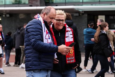 Manchester United taraftarları UEFA Avrupa Ligi çeyrek finali öncesinde Manchester United - Lyon maçı Old Trafford, Manchester, İngiltere, 17 Nisan 2025