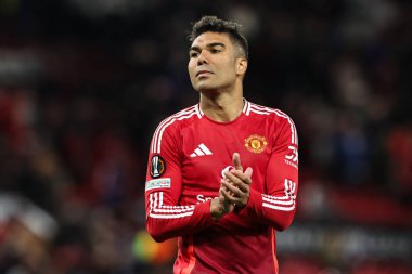 Manchester United takımından Casemiro, UEFA Avrupa Ligi çeyrek final maçından sonra Manchester United - Lyon maçını Old Trafford, Manchester, İngiltere 'de 17 Nisan 2025' de alkışlıyor.