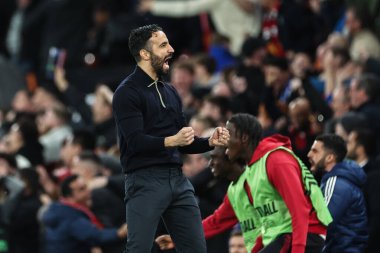 Manchester United takımının Ruben Amorim teknik direktörü, UEFA Avrupa Ligi çeyrek final maçında Manchester United-Lyon maçında 17 Nisan 2025 tarihinde Old Trafford, Manchester, İngiltere 'de 5-4' lük galibiyet golünü kutluyor.