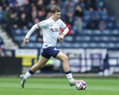 Preston North End 'den Lewis Gibson 18 Nisan 2025' te İngiltere 'nin Deepdale kentinde oynanan Preston North End-Queens Park Rangers maçında topu ayaklarının dibine aldı.