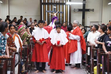 Hıristiyan dindarlar Kutsal Cuma boyunca 18 Nisan 2025 'te Kolkata' da Kutsal Kalp Kilisesi 'nde dua ederken görüldüler. 