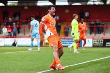 Blackpool 'dan Rob Apter 18 Nisan 2025' te İngiltere 'nin Stevenage Stevenage stadyumunda oynanan Sky Bet 1 karşılaşmasında 0-1 kazanma hedefini kutluyor.