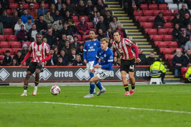 Sheffield United takımından Sydie Peck, 18 Nisan 2025 'te Sheffield United' ın Cardiff City 'e karşı oynadığı Gökyüzü İddia Şampiyonası maçında şut atıyor.