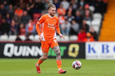 Blackpool takımından Hayden Coulson, 18 Nisan 2025 'te Lamex Stevenage, İngiltere' deki Stevenage-Blackpool maçında pas veriyor.