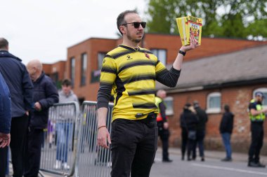 Watford taraftarı, 18 Nisan 2025 'te İngiltere Vicarage Road' da Watford-Burnley maçında Sky Bet Şampiyonası öncesinde broşür satıyor.