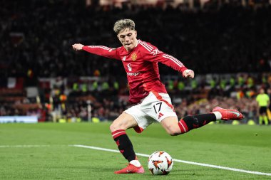 Manchester United takımından Alejandro Garnacho, UEFA Avrupa Ligi çeyrek final maçında Old Trafford, Manchester, İngiltere 'de Manchester United-Lyon maçında, 17 Nisan 2025 tarihinde topu çaprazladı.