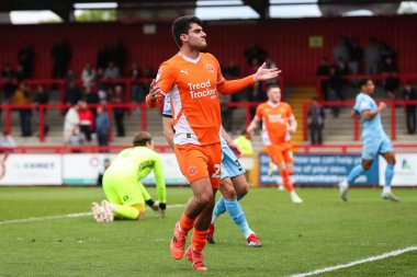 Blackpool 'dan Rob Apter 18 Nisan 2025' te İngiltere 'nin Stevenage Stevenage stadyumunda oynanan Sky Bet 1 karşılaşmasında 0-2 kazanma hedefini kutluyor.