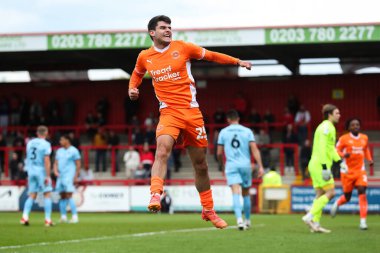 Blackpool 'dan Rob Apter 18 Nisan 2025' te İngiltere 'nin Stevenage Stevenage stadyumunda oynanan Sky Bet 1 karşılaşmasında 0-1 kazanma hedefini kutluyor.