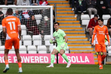 Blackpool 'dan Harry Tyrer, 18 Nisan 2025' te Lamex Stevenage Stevenage, İngiltere 'de oynanan 1.