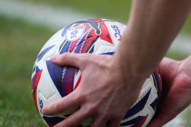 18 Nisan 2025 'te İngiltere' nin Stevenage Stevenage Stadyumu 'nda oynanan Sky Bet 1 karşılaşmasında oynanan maç topu.