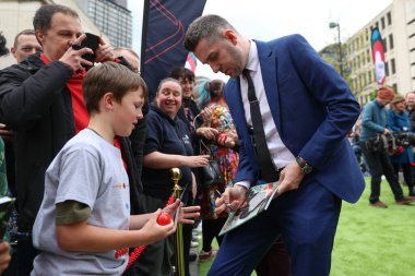 Mark Selby, 18 Nisan 2025 'te Crucible Theatre, Sheffield, İngiltere' de düzenlenen 2025 Halo Dünya Snooker Şampiyonası basın toplantısında imza dağıttı.