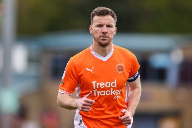 Blackpool takımından Lee Evans, 18 Nisan 2025 'te Lamex Stadyumu' nda oynanan Stevenage - Blackpool maçı sırasında