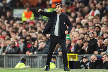 Lyon 'un Paulo Fonseca teknik direktörü, UEFA Avrupa Ligi çeyrek final maçında oyuncularına talimat verir. Manchester United - Lyon maçı, Old Trafford, Manchester, İngiltere, 17 Nisan 2025