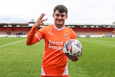 Blackpool 'dan Rob Apter, 18 Nisan 2025' te İngiltere 'deki Lamex Stevenage stadyumunda oynanan Stevenage-Blackpool maçından sonra maç topuyla sahaya çıktı.