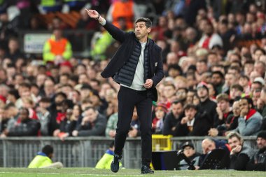 Lyon 'un Paulo Fonseca teknik direktörü, UEFA Avrupa Ligi çeyrek final maçında oyuncularına talimat verir. Manchester United - Lyon maçı, Old Trafford, Manchester, İngiltere, 17 Nisan 2025