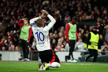 Lyon 'lu Alexandre Lacazette, UEFA Avrupa Ligi çeyrek final maçında 17 Nisan 2025' te Old Trafford, Manchester, İngiltere 'de oynanan Manchester United-Lyon maçında 2-2' lik galibiyetini kutluyor.