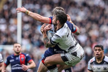 Hull FC 'den Tom Briscoe, 18 Nisan 2025' te MKM Stadyumu 'nda oynanan 8. Betfred Süper Lig karşılaşmasında yüksek topu kazanmak için sıçradı.
