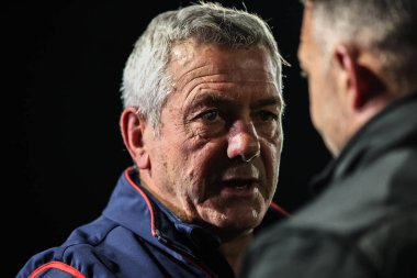 Daryl Powell baş antrenörü, 18 Nisan 2025 'te DIY Kitchens Stadyumu, Wakefield, İngiltere' de oynanan Betfred Süper Lig 8. Raundda oynanan Wakefield Trinity - Castleford Tigers maçında Castleford Tigers baş antrenörü Danny McGuire ile el sıkışıyor.