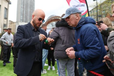 Luca Brecel, İngiltere 'nin Crucible Tiyatrosu' nda düzenlenen 2025 Halo Dünya Snooker Şampiyonası basın toplantısında bir bilardo topu imzaladı.