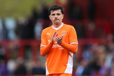 Blackpool 'dan Albie Morgan, 18 Nisan 2025' te İngiltere 'nin Stevenage Stevenage stadyumunda oynanan Sky Bet 1 maçı sonrasında gezgin taraftarları alkışlıyor.