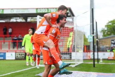 Blackpool 'dan Rob Apter 18 Nisan 2025' te İngiltere 'nin Stevenage Stevenage stadyumunda oynanan Sky Bet 1 karşılaşmasında 0-1 kazanma hedefini kutluyor.