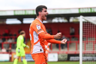 Blackpool 'dan Rob Apter 18 Nisan 2025' te İngiltere 'nin Stevenage Stevenage stadyumunda oynanan Sky Bet 1 karşılaşmasında 0-2 kazanma hedefini kutluyor.