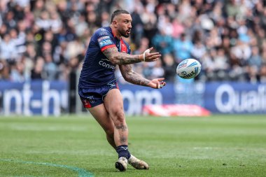 Hull KR takımından Elliot Minchella, 18 Nisan 2025 'te MKM Stadyumu' nda oynanan 8. Betfred Süper Lig karşılaşmasında pas veriyor.