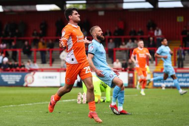 Blackpool 'dan Rob Apter 18 Nisan 2025' te İngiltere 'nin Stevenage Stevenage stadyumunda oynanan Sky Bet 1 karşılaşmasında 0-2 kazanma hedefini kutluyor.