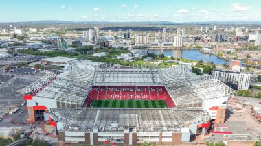 Old Trafford ve The Sir Alex Ferguson 'un UEFA Avrupa Ligi çeyrek finallerinin önünde havadan izledikleri Manchester United - Lyon maçı Old Trafford, Manchester, İngiltere, 17 Nisan 2025