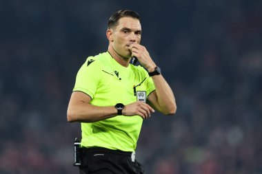 Hakem Sandro Schrer UEFA Avrupa Ligi çeyrek final maçında Manchester United - Lyon maçında Manchester United - Old Trafford, Manchester, İngiltere, 17 Nisan 2025