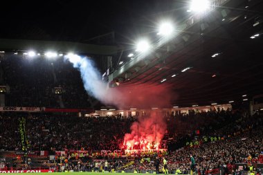 Lyon taraftarları UEFA Avrupa Ligi çeyrek final maçında Manchester United-Lyon maçında 17 Nisan 2025 'te Old Trafford, Manchester, İngiltere' de havai fişek kullandılar.