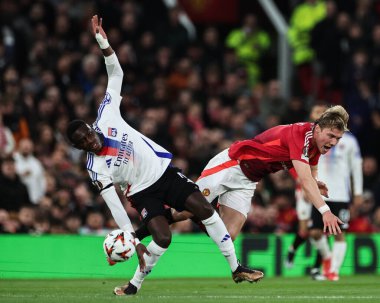 Manchester United - Old Trafford, Manchester, Birleşik Krallık 'ta oynanan UEFA Avrupa Ligi çeyrek final maçında Lyon' a karşı Lyon maçında Lyon 'dan Moussa Niakhat ve Manchester United' tan Rasmus Hjlund çarpıştı.