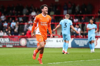 Blackpool 'dan Rob Apter 18 Nisan 2025' te İngiltere 'nin Stevenage Stevenage stadyumunda oynanan Sky Bet 1 karşılaşmasında 0-1 kazanma hedefini kutluyor.