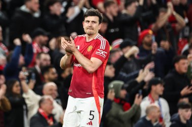 Manchester United takımından Harry Maguire, 17 Nisan 2025 'te Old Trafford, Manchester, İngiltere' de oynanan UEFA Avrupa Ligi çeyrek final maçı sonrasında ev sahibi taraftarlarını alkışlıyor.