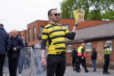 Watford taraftarı, 18 Nisan 2025 'te İngiltere Vicarage Road' da Watford-Burnley maçında Sky Bet Şampiyonası öncesinde broşür satıyor.
