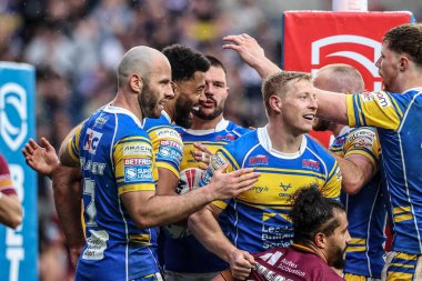 Leeds Rhinos takımından Kallum Watkins, 18 Nisan 2025 'te Leeds Stadyumu' nda oynanan 8. Betfred Süper Lig karşılaşmasında Leeds Rhinos ile Huddersfield Giants karşılaşmasını kutluyor.
